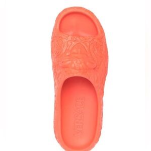 Medusa Head-motif debossed-detailslides